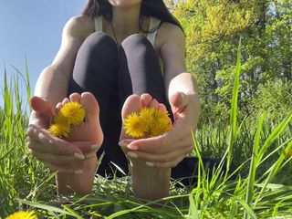 Liza Virgin: Fetiș cu picioarele în parc pe iarbă