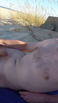 Julian Bleshs en la playa se corre