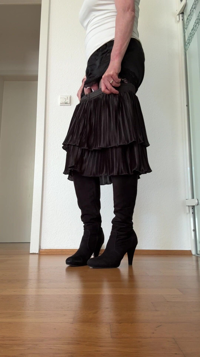 schnucka: Leche en tacones altos, medias de nylon y ropa interior...