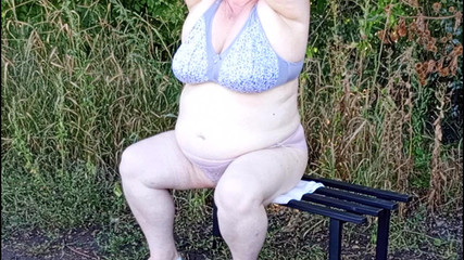 Zona901: Macecha v parku se svléká a masturbuje na lavičce