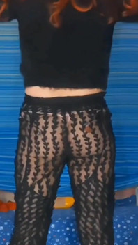 Superbele mele pantaloni din dantelă transparentă filmate de sus, alunecându-i pentru a te tachina cu curul meu sexy