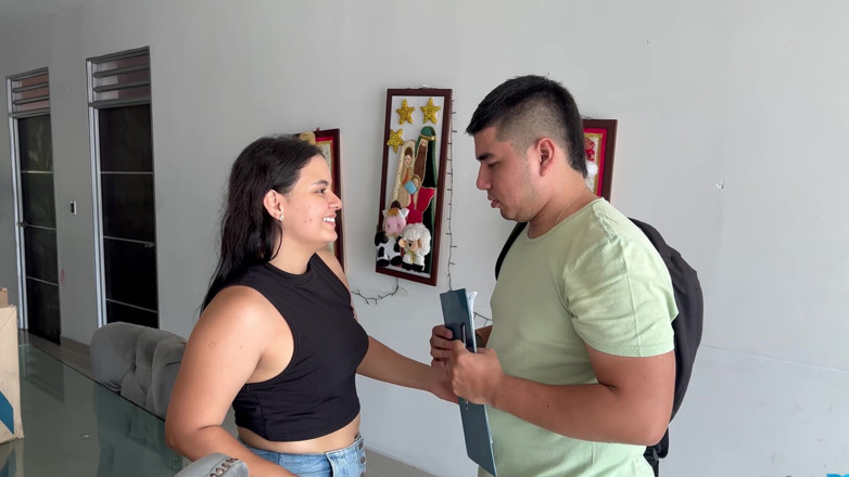 PronoiaMey: Uma jovem espera por ela em casa e ele chega...