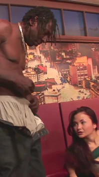 Krótka dziewczyna staranuje dużym czarnym kutasem