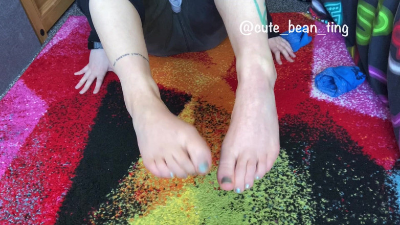 Alice Bean: Bean se quita los calcetines