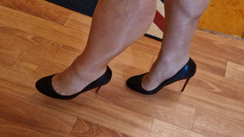 Milosbroz: Praticando andar antes de gozar com meus novos saltos pretos