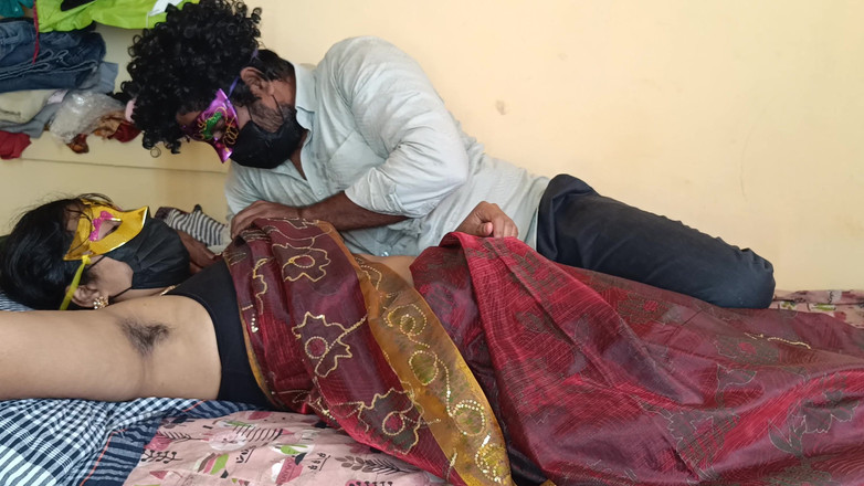 PopGallyBoo: धोखेबाज गृहिणी ने पड़ोसी स्नातक पुरुषों के साथ बिस्तर साझा किया
