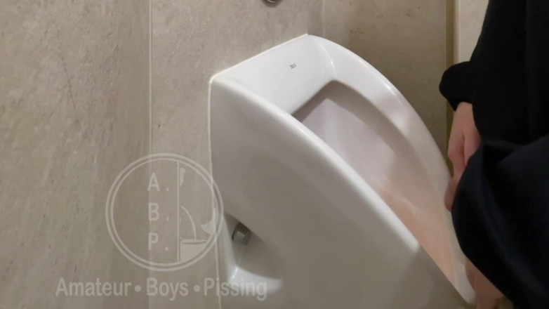 AmateurBoysPissing: Złapałem faceta sikającego w następnym pisuaru