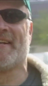 Une secrétaire sexy et sexy se fait baiser dans la voiture par la grosse bite bien dure du patron