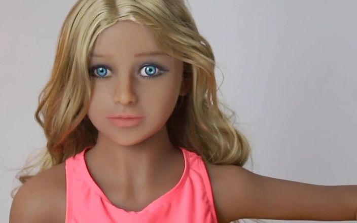 Beauty doll Belle: 18살의 순진한 작은 십대 섹스돌 보지의 첫 삽입