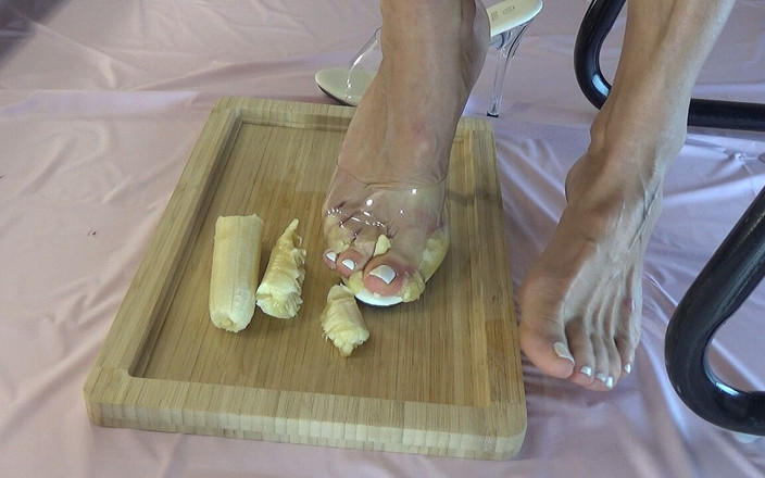 AnnaBUST: Schiaccia le banane con le mie belle gambe con i...
