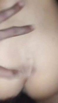 我把哥带到我家，用后入的方式操了她一整晚，然后通过操她的阴户来张开她的阴户