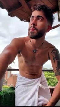 Mi Vecino Siempre Echa Un Vistazo a Mi Balcón Por La Mañana.