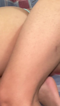 Žena S Velkým Zadkem Omylem Dotkne Cizího Penisu a Vzruší Ho