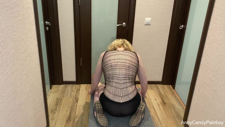 AnnyCandyPainboy: 女孩撸管并坐在鸡巴上，背着男人第一人称视角跳到鸡巴上