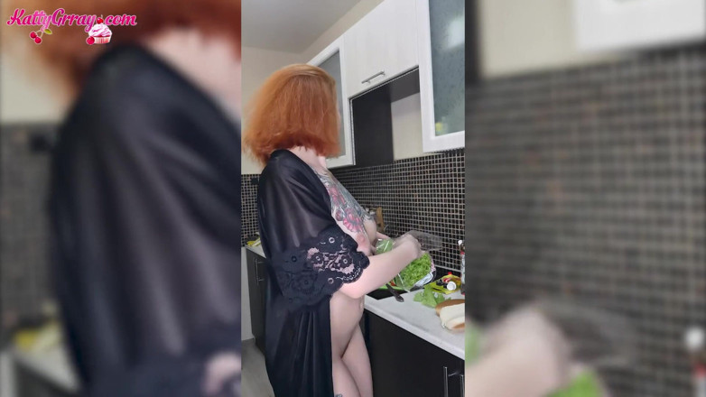 Katty Grray: Fantastic babe dancing in a sexy robe