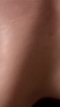 彼はふしだらな顔で私を見て、私は彼のおまんこに舌を突っ込みました