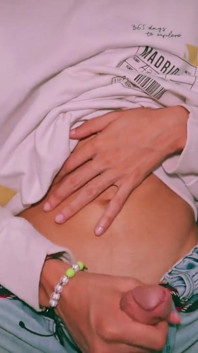 Sexy flaca Twink Magic C sacudiendo su gran polla y disparando su semen en tu cara