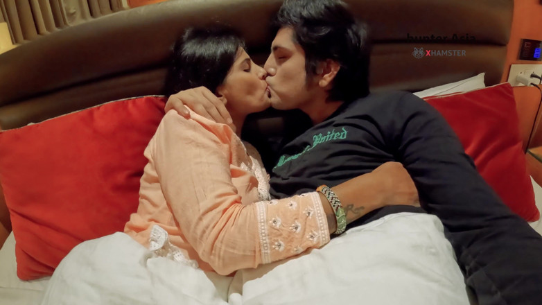 hunter Asia: C’est Tellement Bon De Baiser Une MILF Dans Une Chambre...
