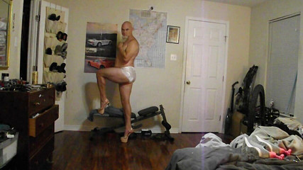 MrLeggs: Pózuje a chčije se mi v podpatcích a kalhotkách