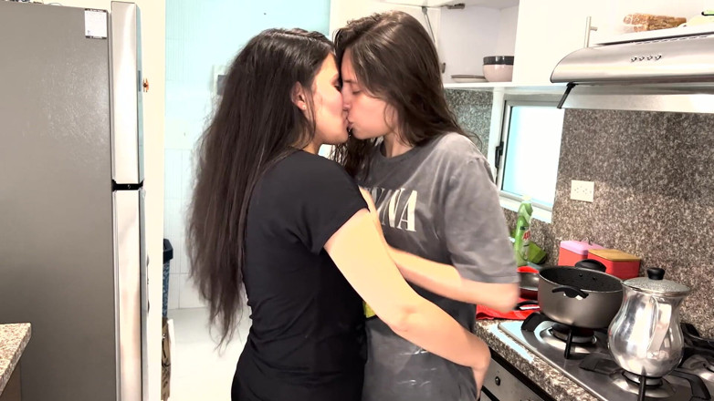scarlettandc: ฉันชอบรู้สึกหีของเพื่อนบ้าน