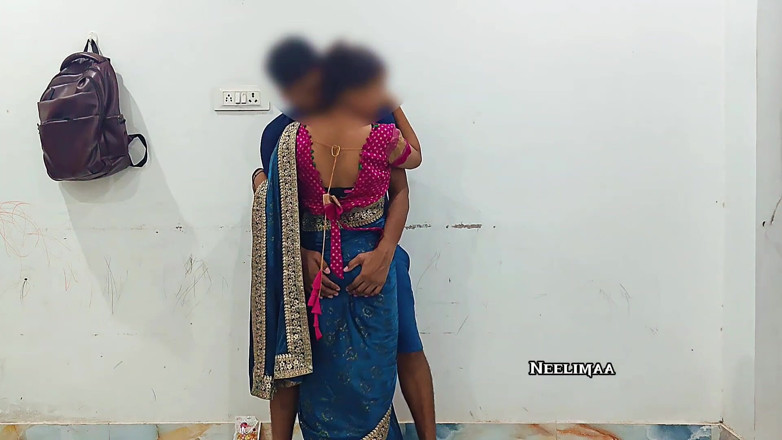Neelimaa: साड़ी और स्टॉकिंग पहनी हॉट भारतीय देसी लड़की चूत चाट रही है फिर मिशनरी और डॉगी स्टाइल में हार्डकोर चुदाई।