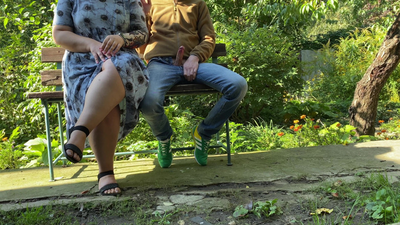 OurFetishLife: Une grosse belle-mère aide le mari de sa belle-fille à jouir...