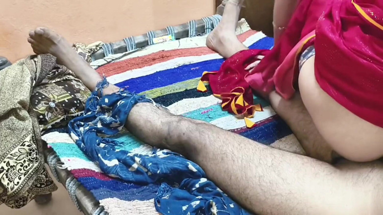 Village studio: Janvibhabhi üvey kız kardeş üvey erkek kardeşine geliyor elle muamele zamanı üvey erkek...