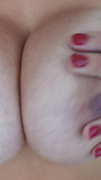 Snuggled, sau đó bị đánh đòn giữa Cleavage của mẹ kế