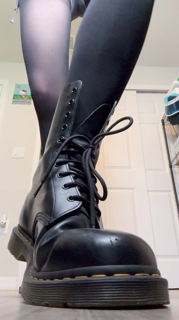 Peppermint Giantess: Calpestando duro negli stivali taglia 16 piedi