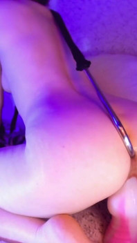 Cavalcando un enorme dildo con gancio nel buco del culo