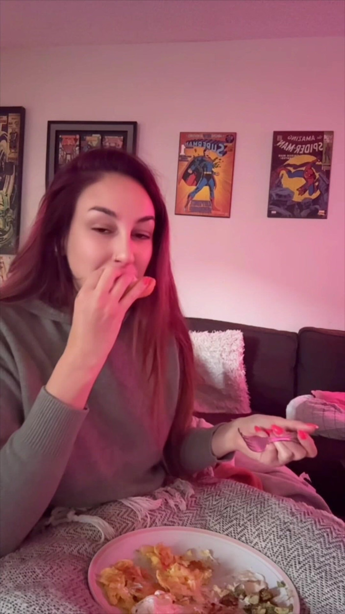 Artemisia Love: Cocinando y comiendo en cámara
