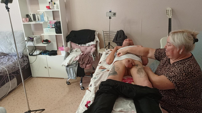 Zona901: Ma belle-mère suce et branle ma bite sur la table...