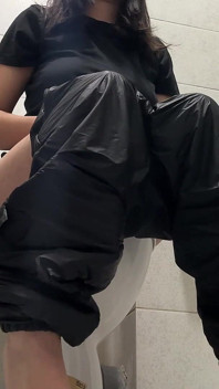 疯狂的黑色厕所放屁！乳头流行