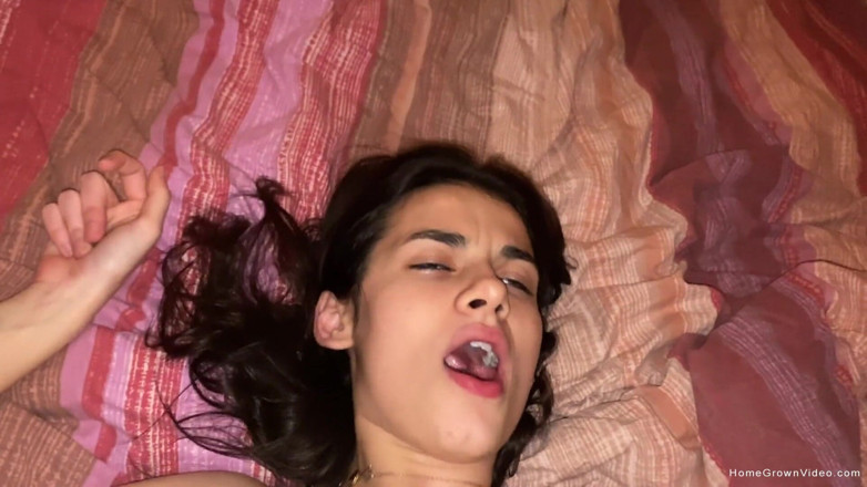 Homegrown Video: Sofia gece geç saatlerde yatakta sikişiyor