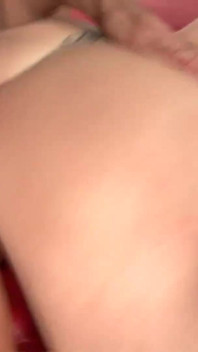 Matură sexy tatuată este agățată și futută de pulă brută