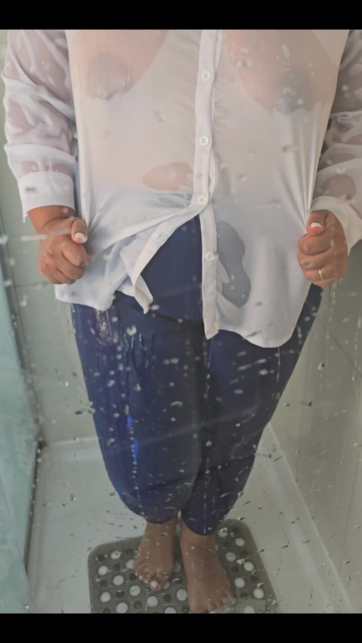 Slutty Ms B: Bílá saténová halenka ve sprše