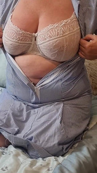 พยาบาลเงี่ยน จูลี่ - ถอดบราโชว์ & กระตุ้นนมยักษ์ - 002-s-v-3-nurse-boobs