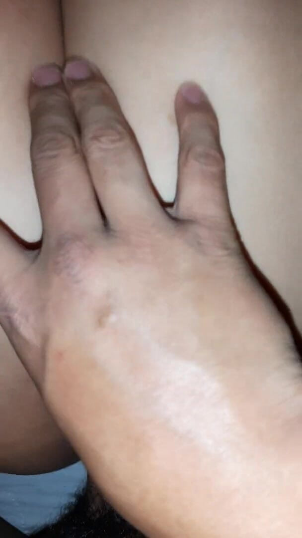 Lov3 And Sex: Jag knullar min flickvän medan alla vilar