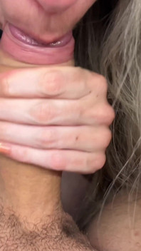 Această MILF iubește sperma