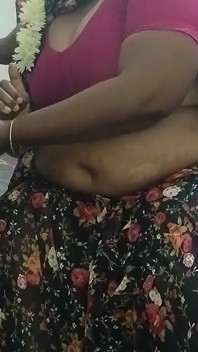 Soție tamil casnică frumoasă mătușă cu țâțe mari foarte sexy mătușă foarte fierbinte se fute în pat