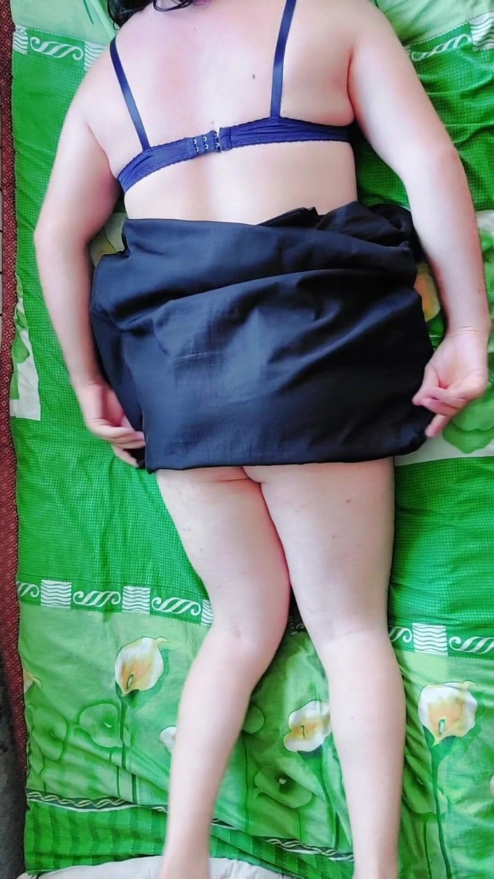 Kitty_Cross: Sunt o doamnă drăguță în mini-fustă și corpul meu alb și frumos