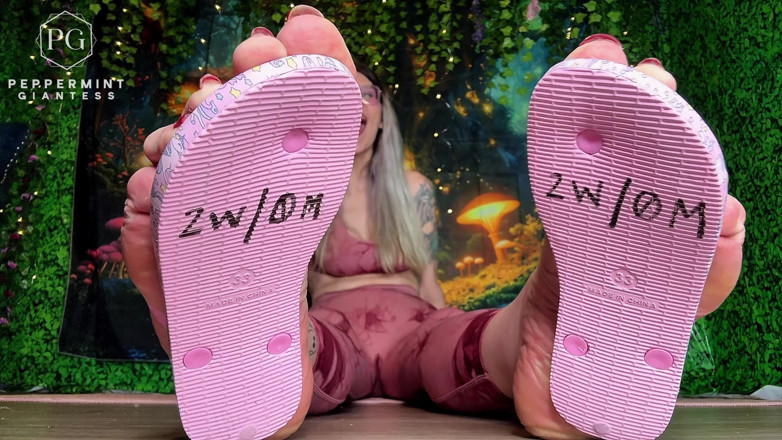 Peppermint Giantess: Velikost 16 EU 50 amazon nohy ponižují vaše malé žabky patetické eu 33 us...