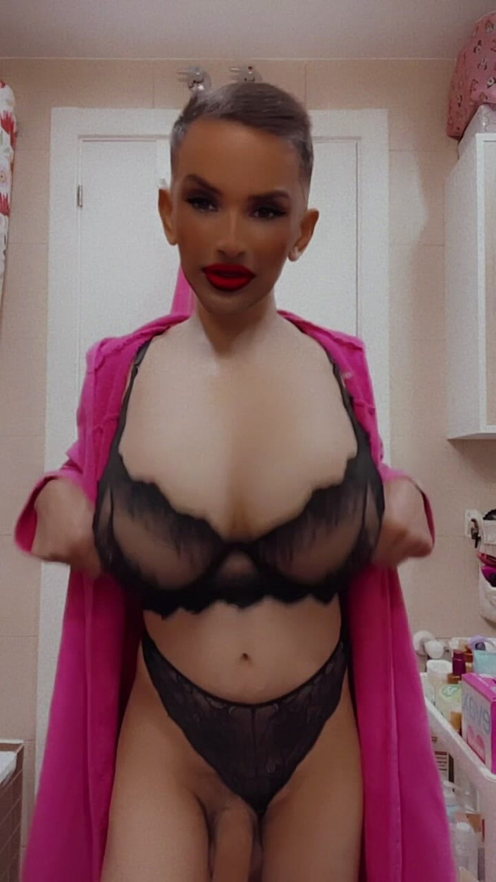 Sissy Slut Brianna: Vedi questo pizzo e immagina già di spingerlo di lato,...