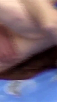 Orta yaşlı seksi kadın zevkle çığlık atan ateşli delikleri parçalıyor