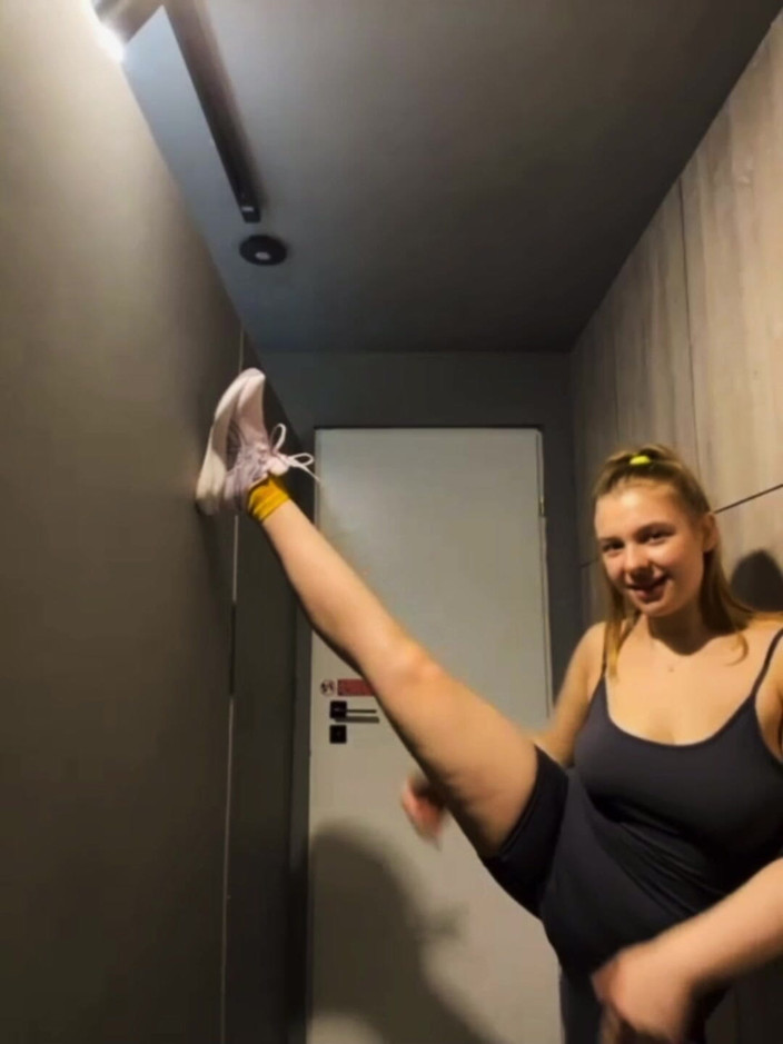 JuiceLussie: Büyük zenci yarağı sıkı amcığı sikiyor. Yakın çekim Parmaklama