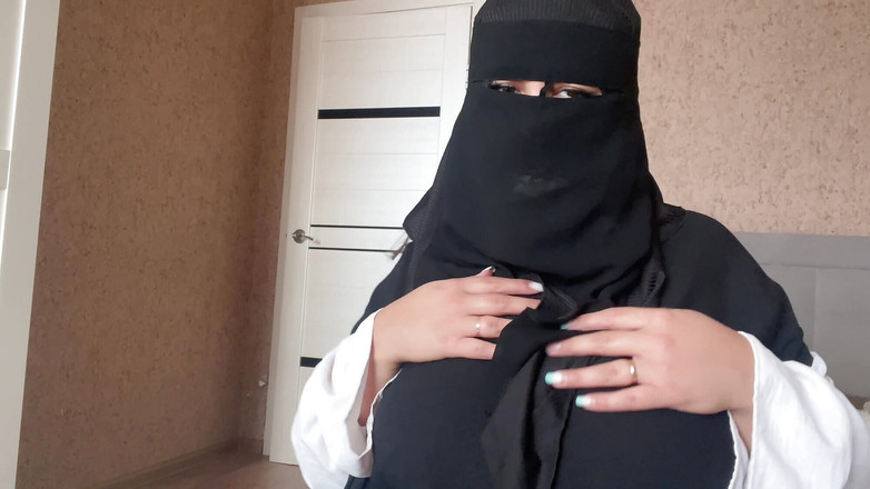 Lux Eva: Fată siriană în voal hijab în chiloți roz își expune găurile