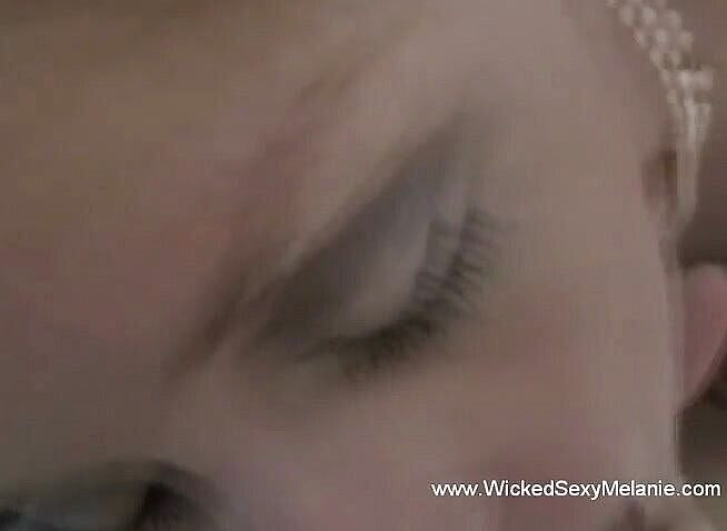 Wicked Sexy Melanie: Úžasná blonďatá dáma saje tvrdý dong v POV