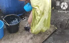 Bhabhi nhà Ấn Độ tắm bên ngoài