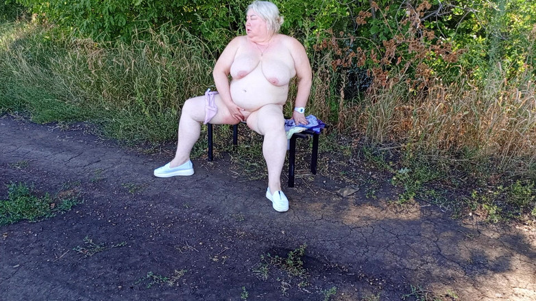Zona901: Uma vizinha no parque se despi e se masturba até...
