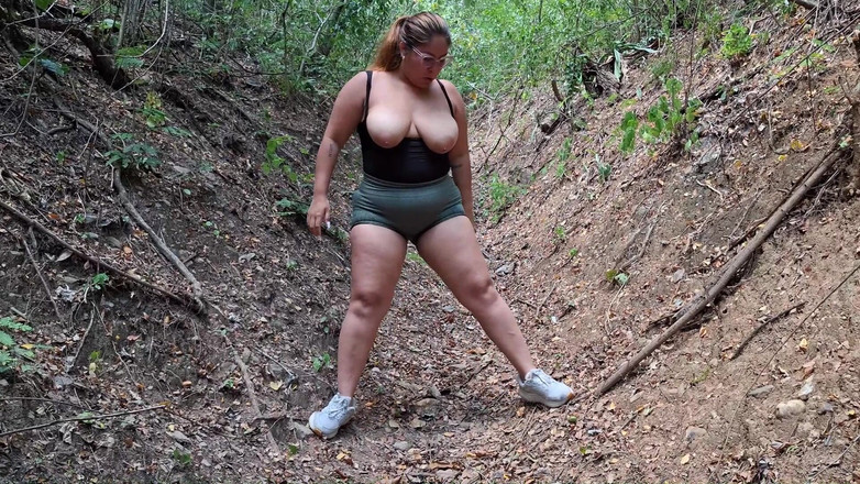 SugarPose: 젖탱이로 야외에서 운동하는 뚱뚱한 라틴계 여자